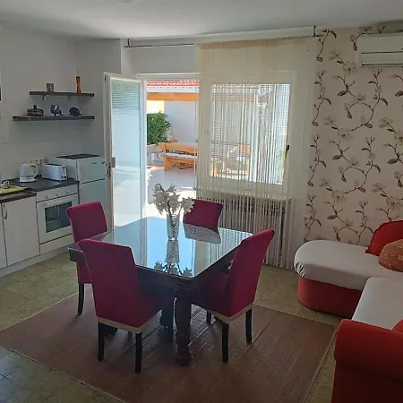 Sirius Apartment *